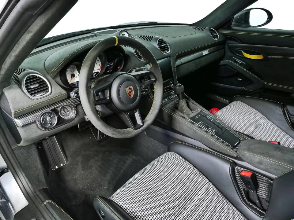 2025 Porsche - Image 27 of 31
