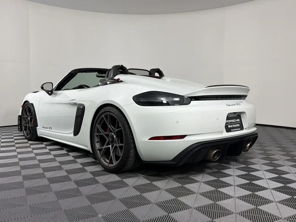 2025 Porsche - Image 24 of 31