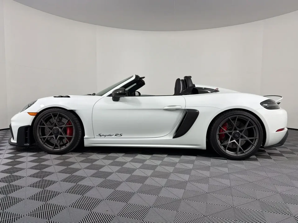 2025 Porsche - Image 16 of 31