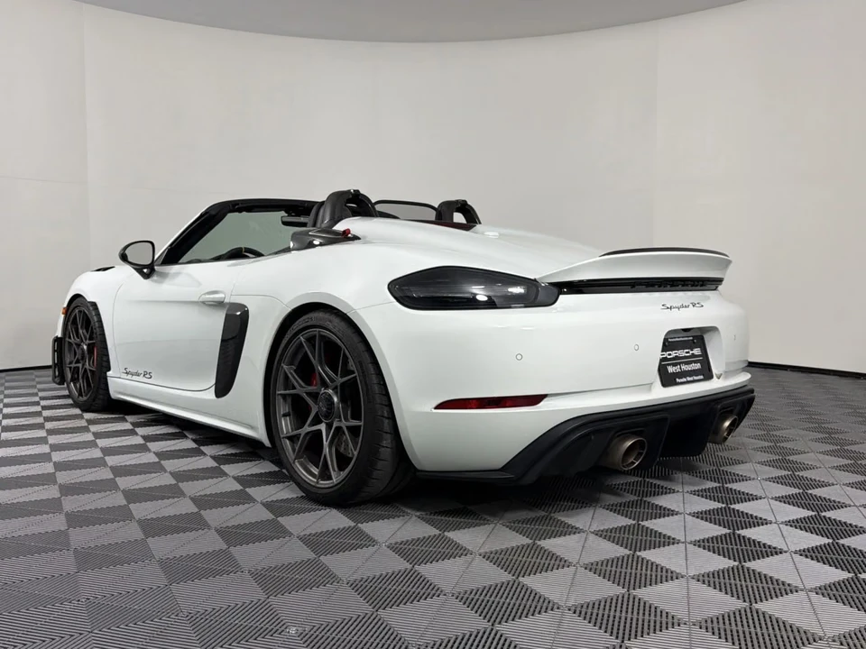 2025 Porsche - Image 20 of 31