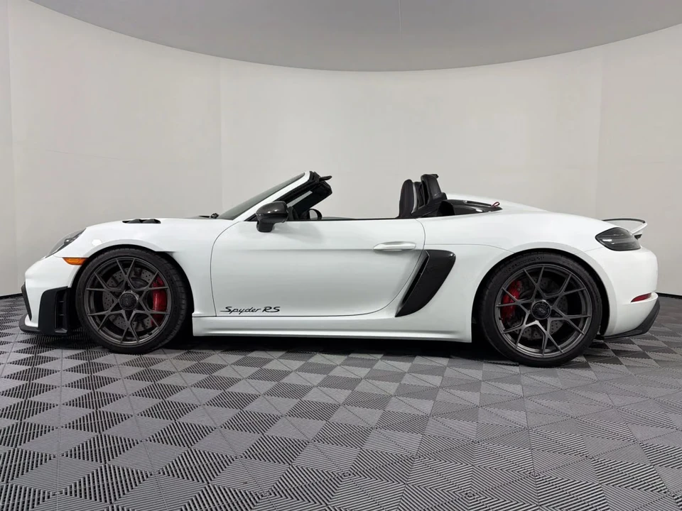 2025 Porsche - Image 12 of 31