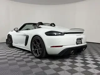 2025 Porsche - Image 21 of 31