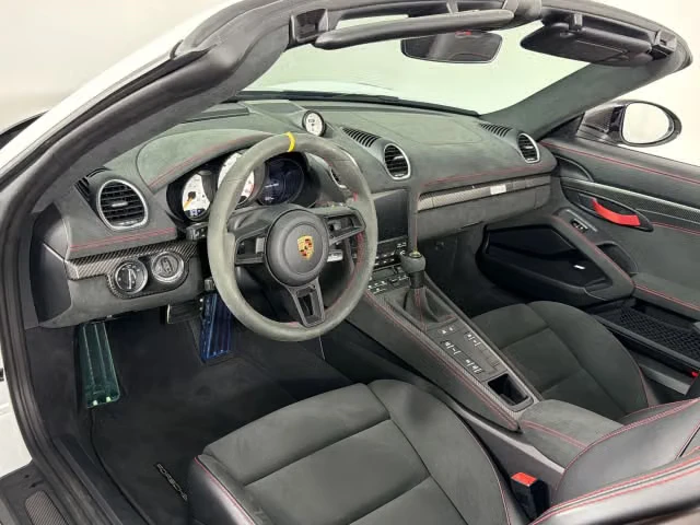 2025 Porsche - Image 26 of 31