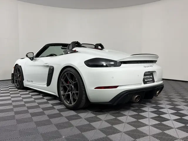 2025 Porsche - Image 22 of 31