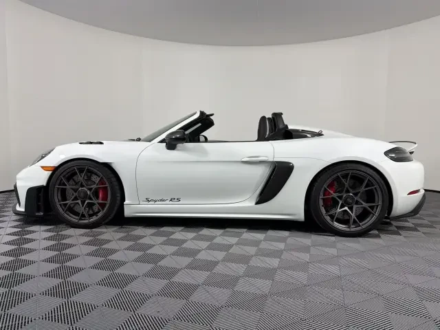 2025 Porsche - Image 14 of 31
