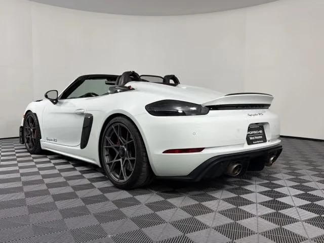 2025 Porsche - Image 18 of 31