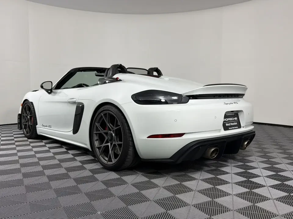 2025 Porsche - Image 23 of 31