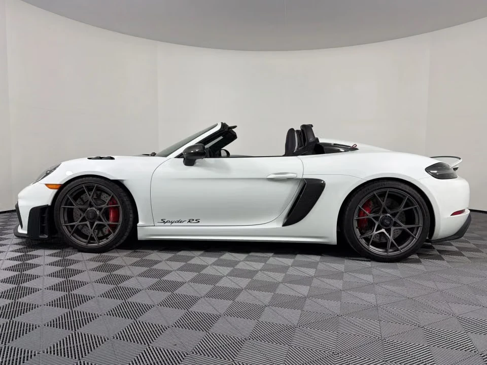 2025 Porsche - Image 11 of 31