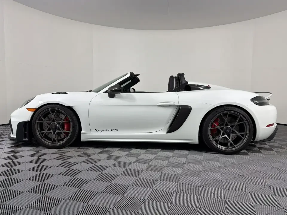 2025 Porsche - Image 15 of 31