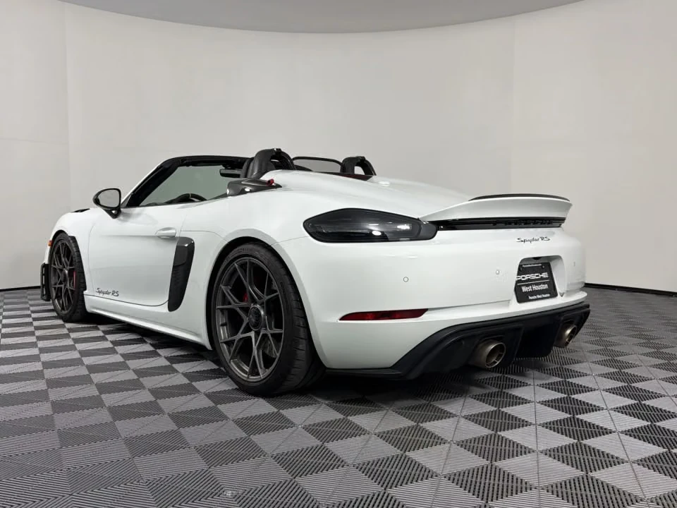 2025 Porsche - Image 19 of 31