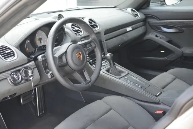 2025 Porsche - Image 22 of 31
