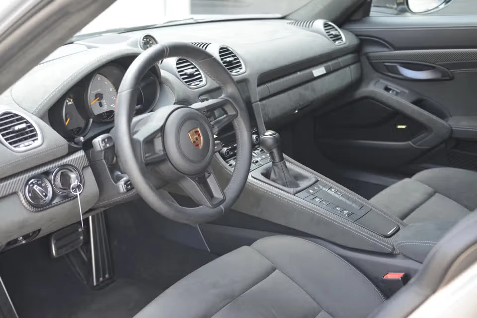 2025 Porsche - Image 19 of 31