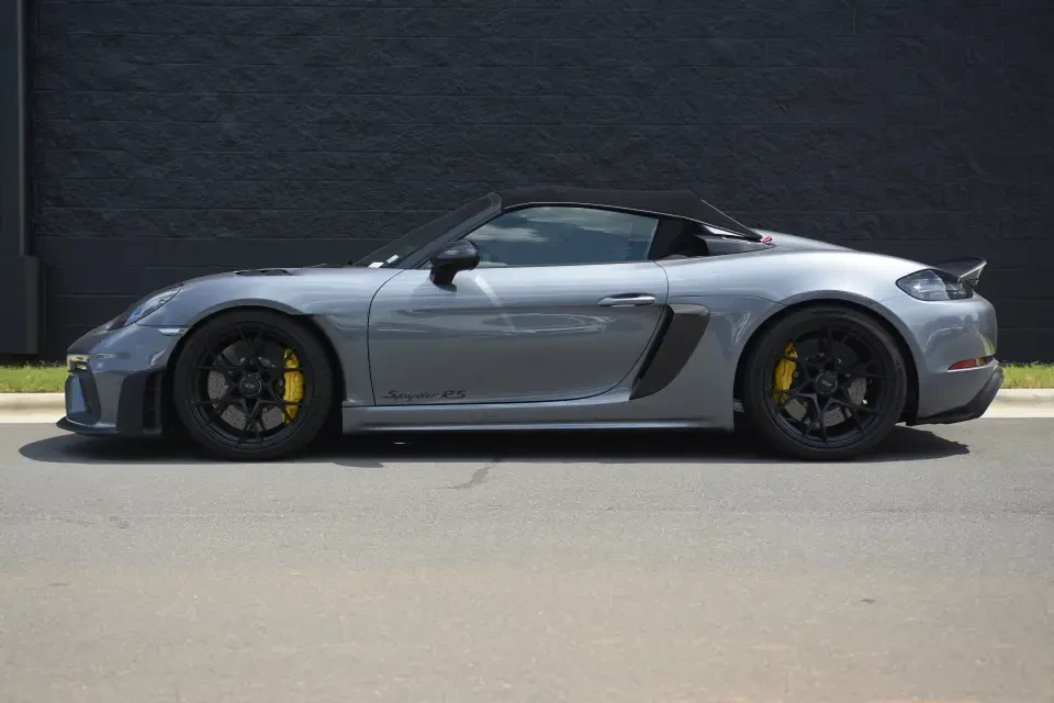 2025 Porsche - Image 15 of 31