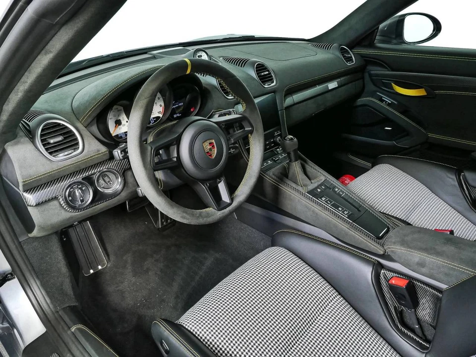2025 Porsche - Image 4 of 5