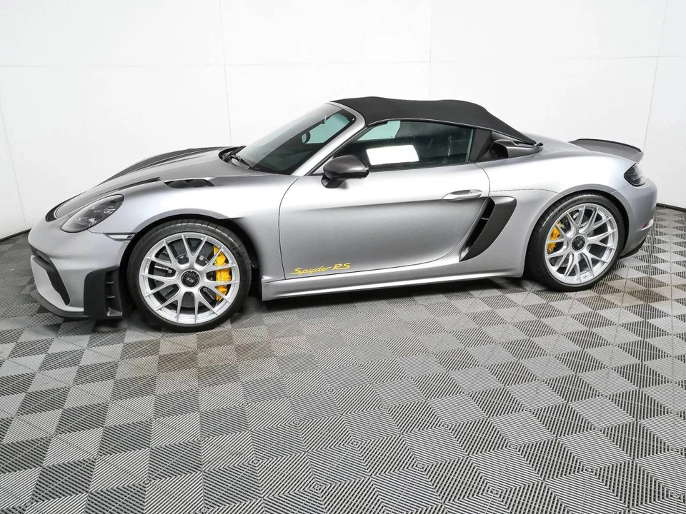 2025 Porsche - Image 2 of 5