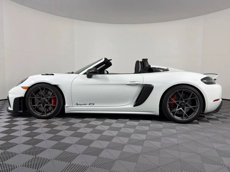 2025 Porsche - Image 2 of 5