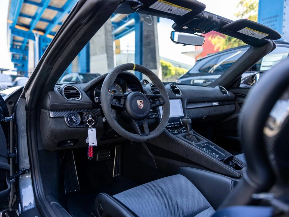 2025 Porsche - Image 4 of 5