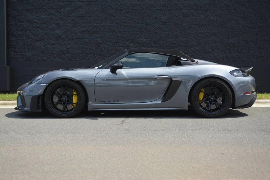 2025 Porsche - Image 2 of 5