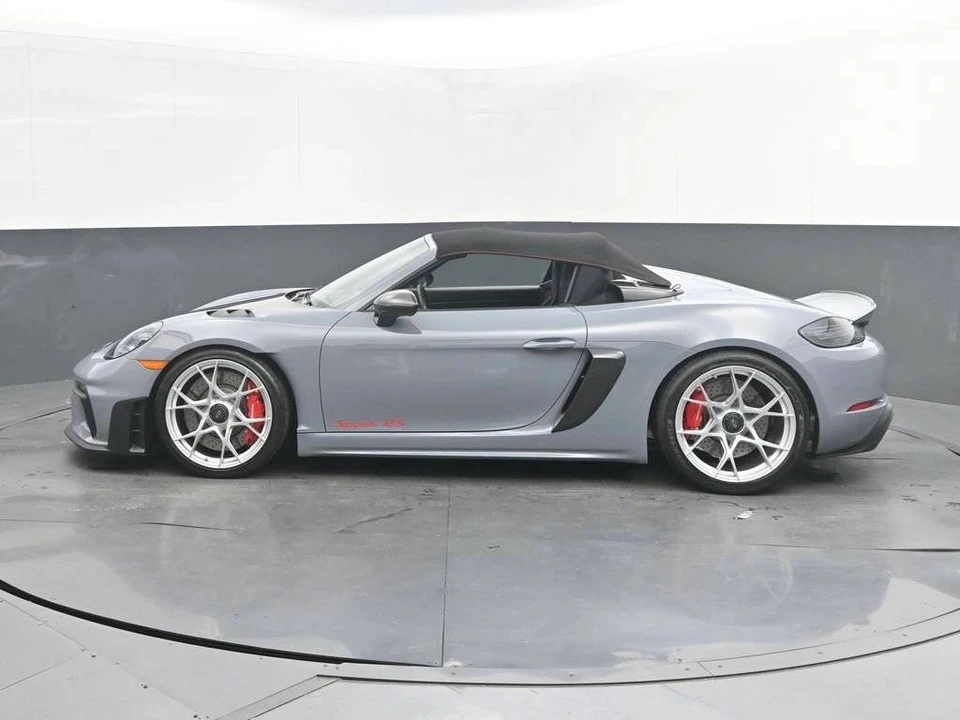 2025 Porsche - Image 2 of 5