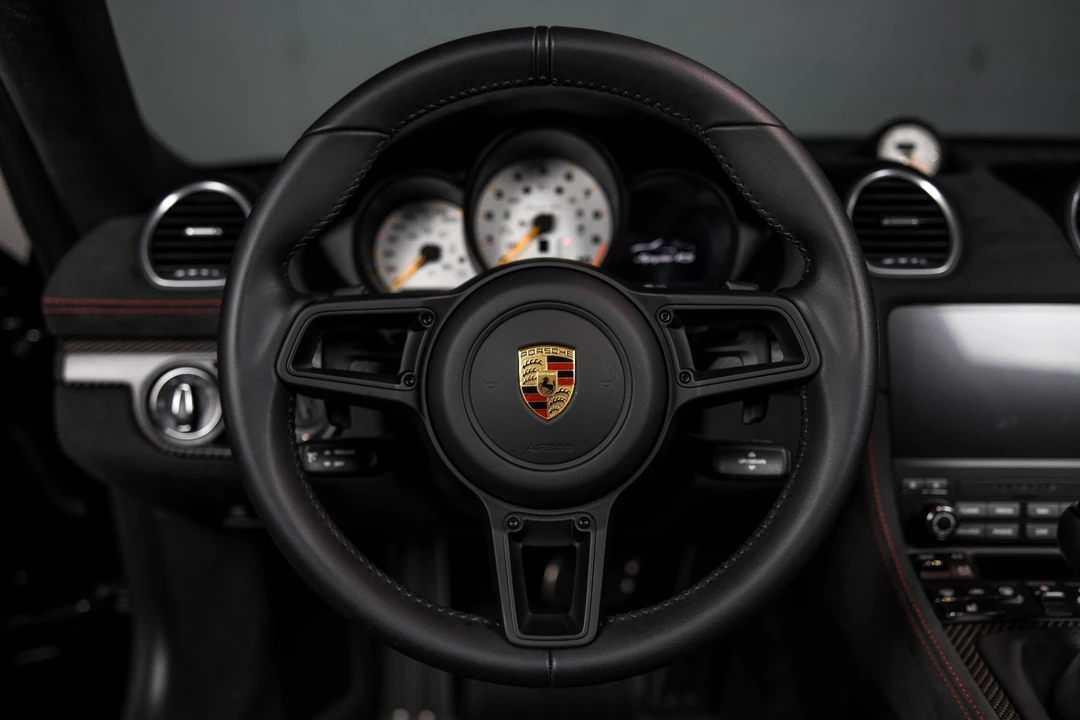 2025 Porsche - Image 21 of 31