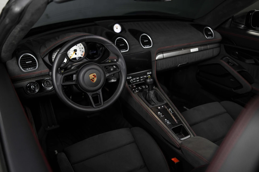 2025 Porsche - Image 20 of 31