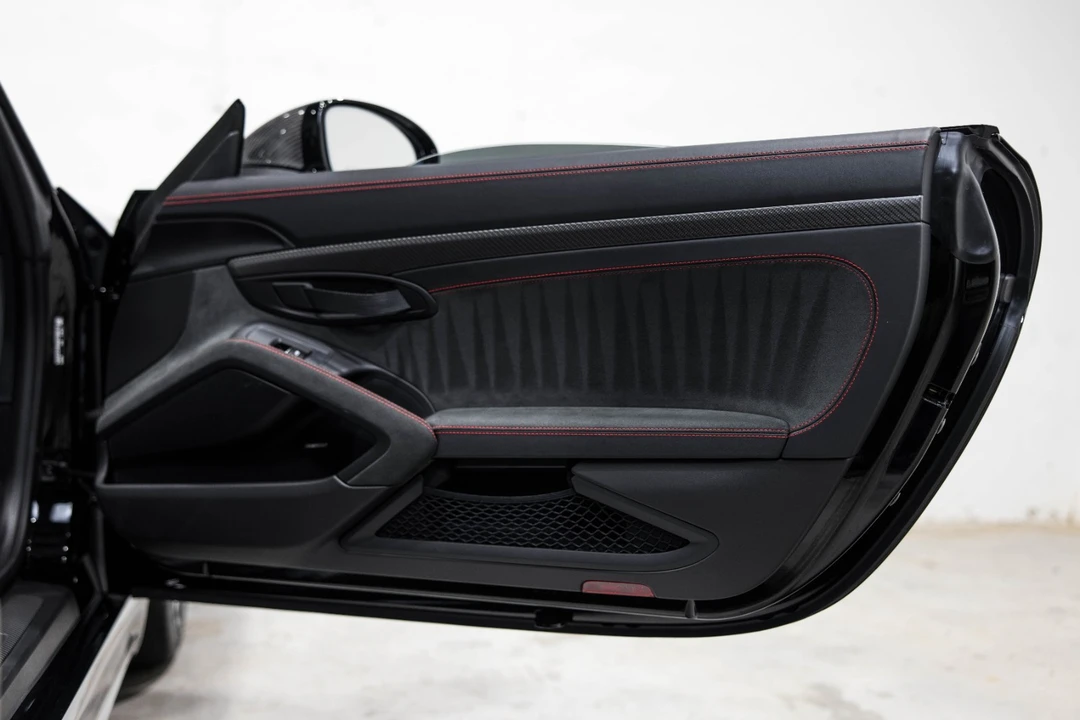 2025 Porsche - Image 15 of 31