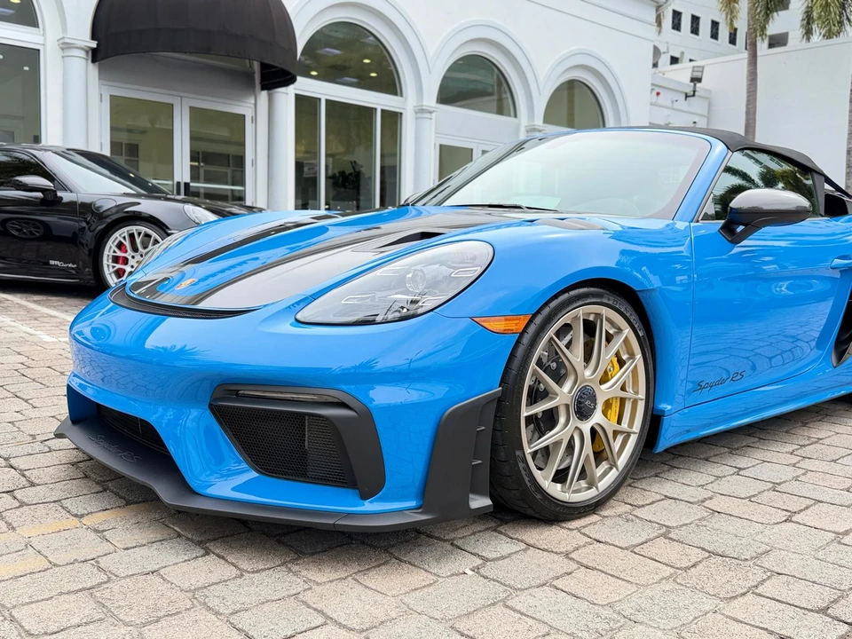 2025 Porsche - Image 2 of 31