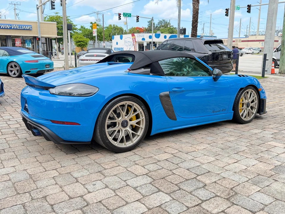 2025 Porsche - Image 15 of 31