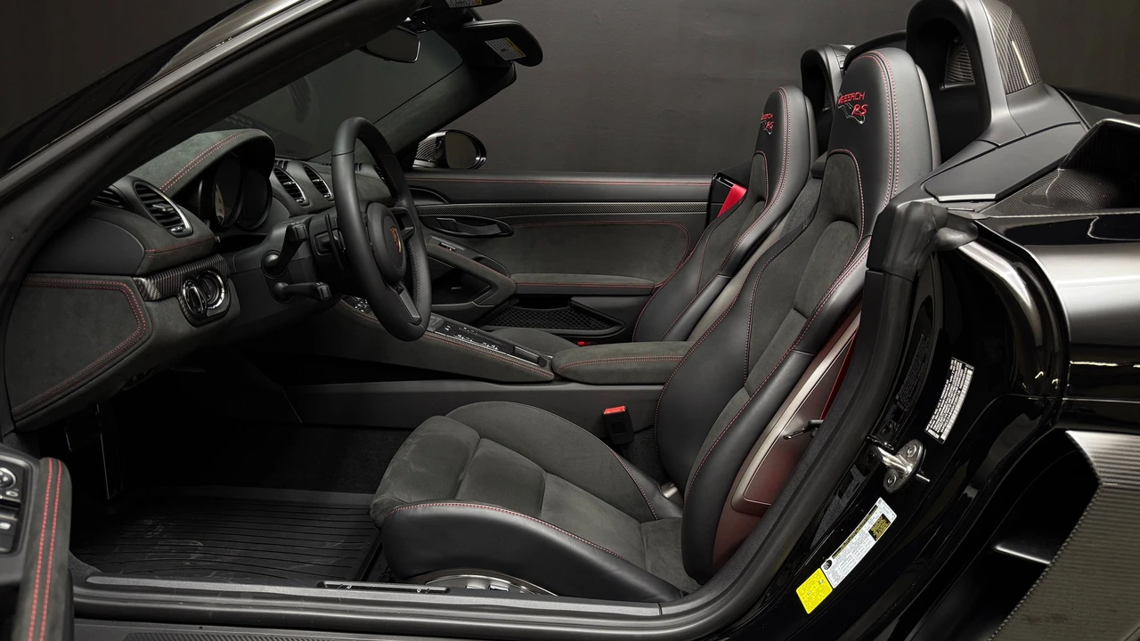 2025 Porsche - Image 11 of 16