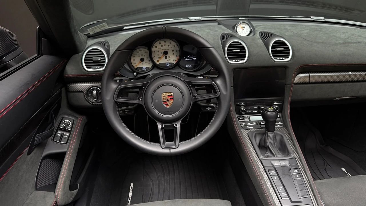 2025 Porsche - Image 12 of 16