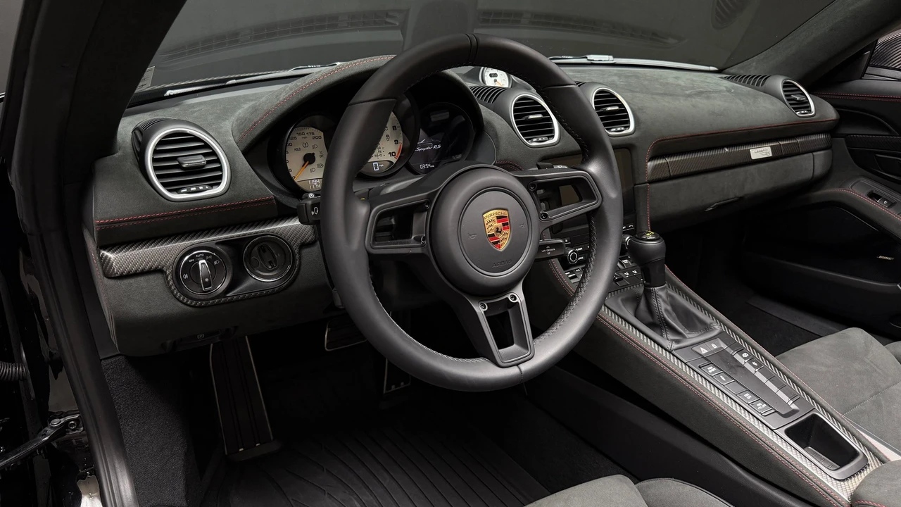 2025 Porsche - Image 13 of 16