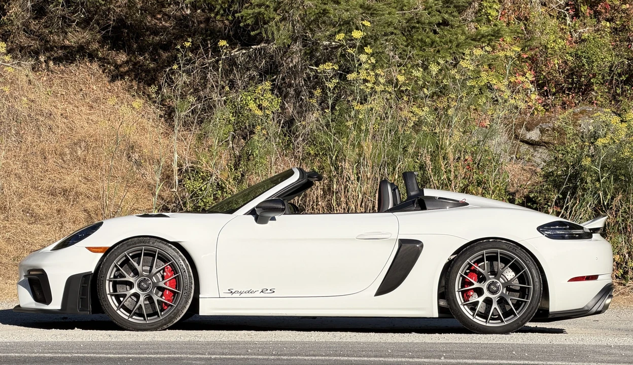 2025 Porsche 718 Boxster Spyder RS - Image 15 of 31