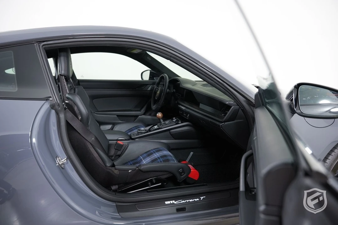 2025 Porsche 992 Carrera - Image 15 of 27