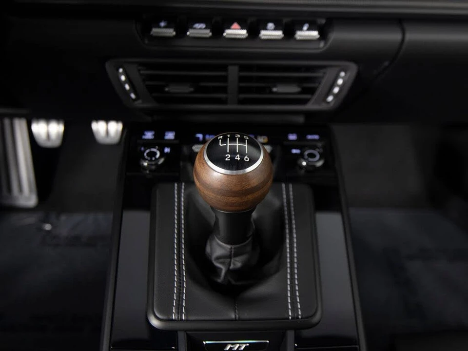 2025 Porsche 992 Carrera - Image 26 of 31