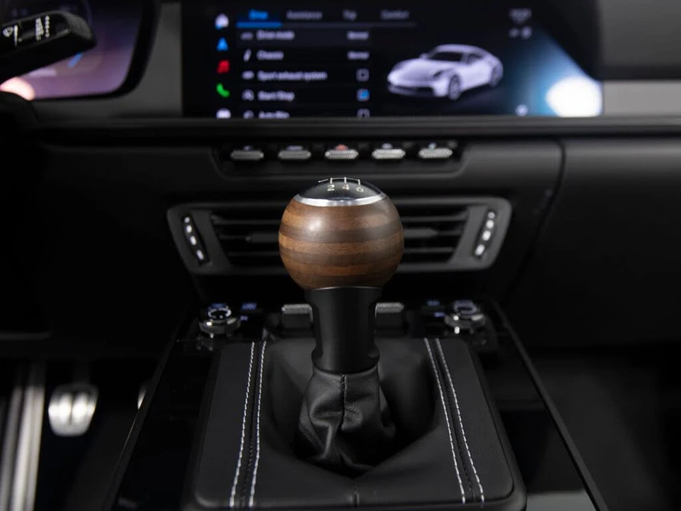 2025 Porsche 992 Carrera - Image 28 of 31