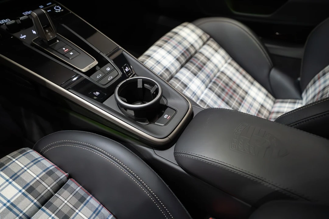2025 Porsche 911 - Image 21 of 31