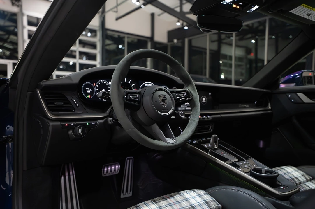 2025 Porsche 911 - Image 14 of 31