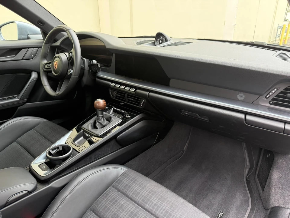 2025 Porsche 992 Carrera - Image 15 of 31