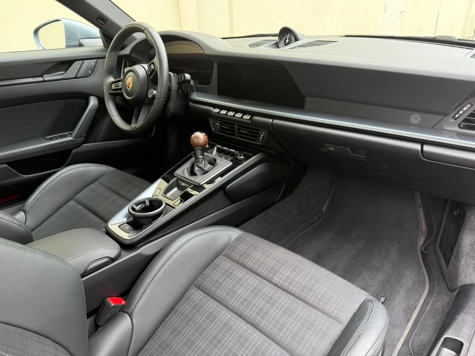 2025 Porsche 992 Carrera - Image 18 of 31