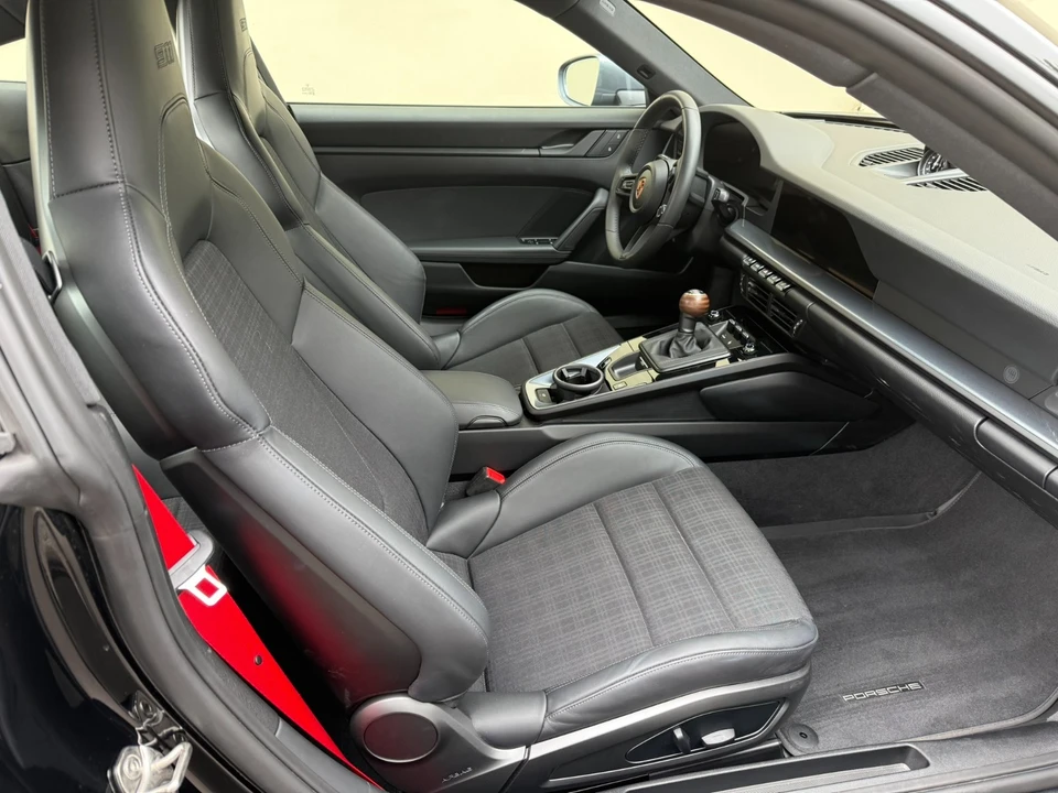 2025 Porsche 992 Carrera - Image 17 of 31