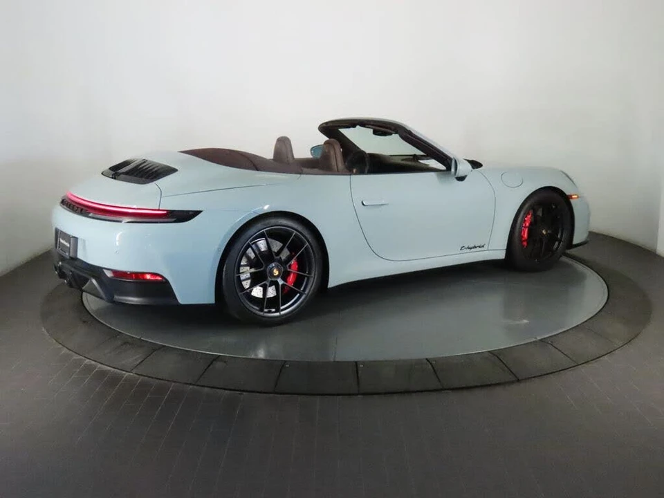 2025 Porsche 911 - Image 15 of 31