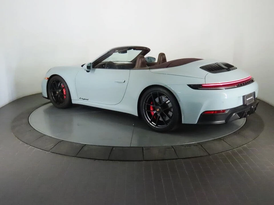 2025 Porsche 911 - Image 13 of 31