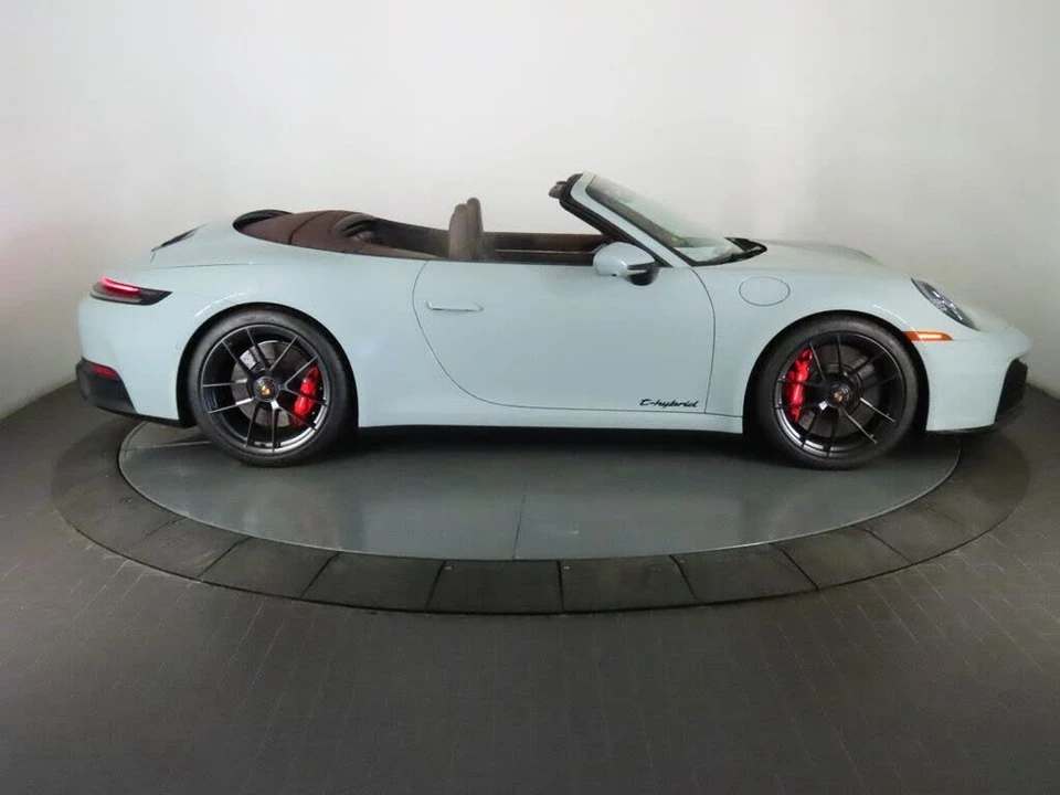 2025 Porsche 911 - Image 16 of 31