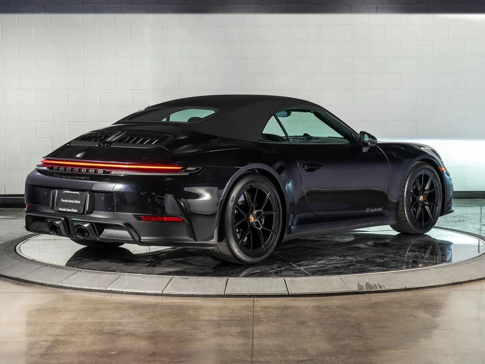 2025 Porsche 911 - Image 15 of 31