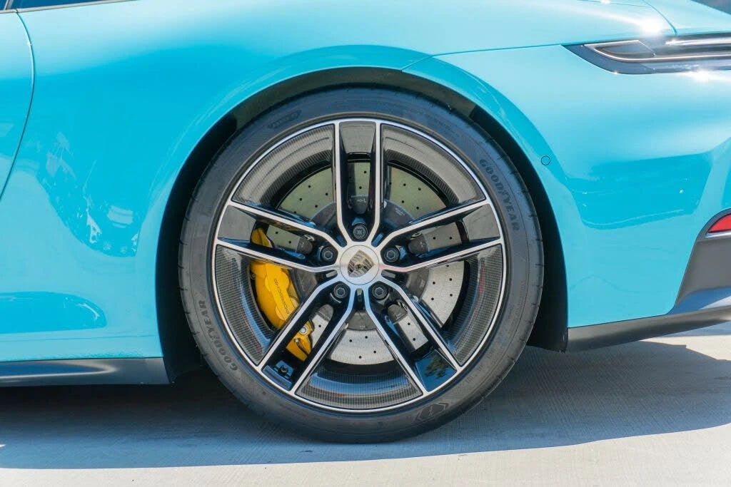2025 Porsche 911 - Image 23 of 31