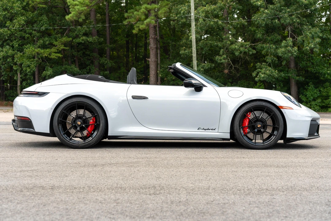 2025 Porsche 992 Carrera - Image 9 of 31