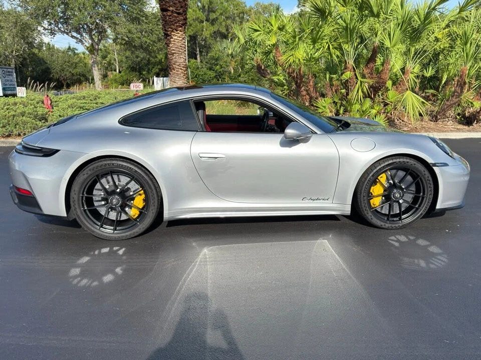 2025 Porsche 911 - Image 14 of 31