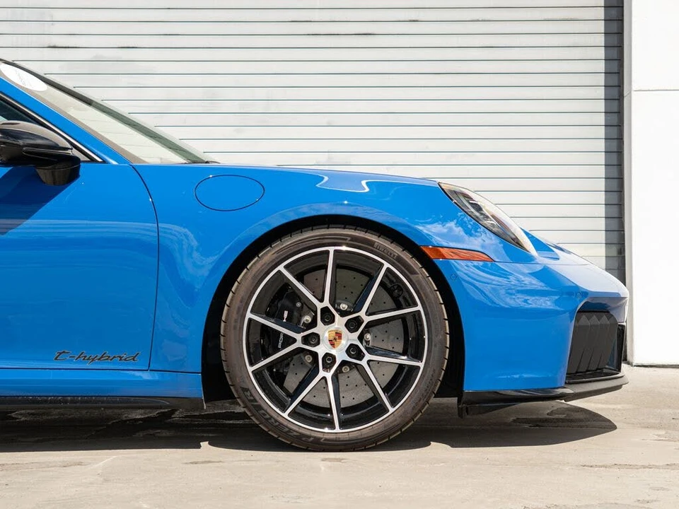 2025 Porsche 992 Carrera GTS - Image 27 of 31
