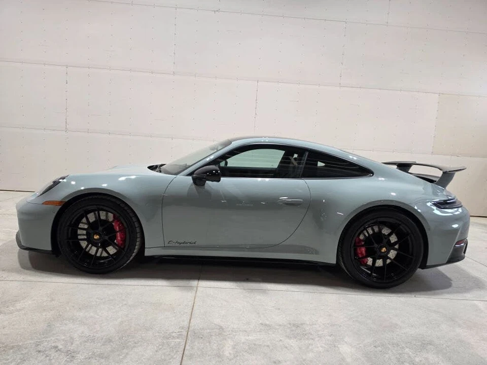 2025 Porsche 911 - Image 14 of 31