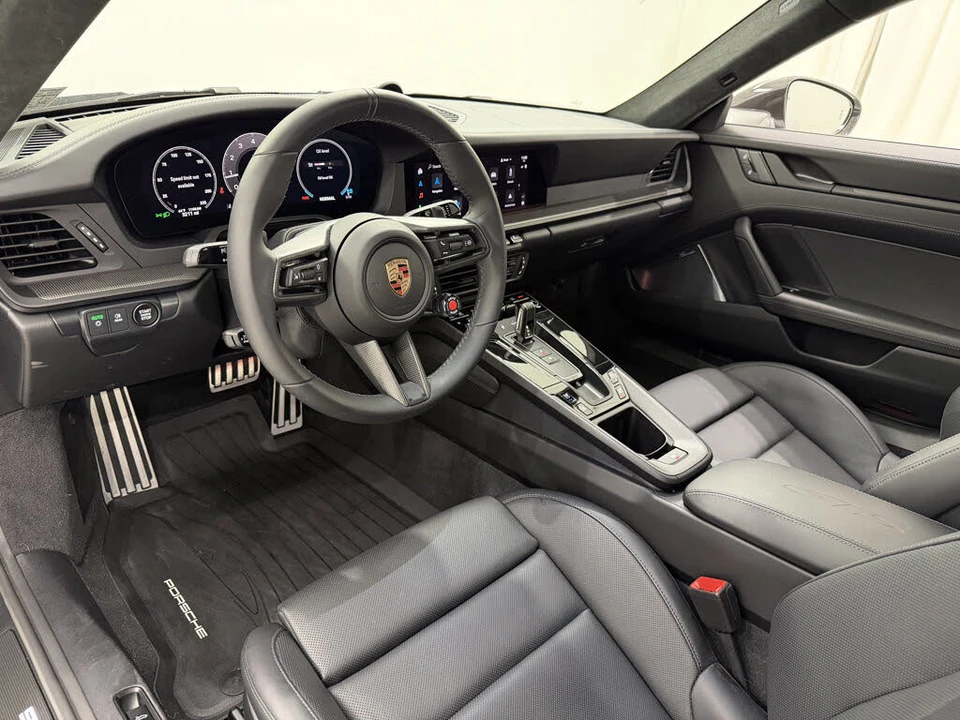 2025 Porsche 911 - Image 26 of 31